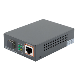 千兆PoE以太网媒体转换器，三速，RJ45 10/100 / 1000TX PoE + 802.3at / af 30W和1个SFP / GBIC 1000SX / LX插槽的图片